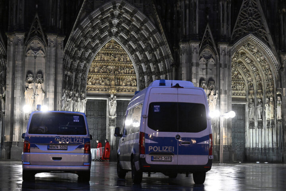 Köln: Terroralarm am Kölner Dom: Polizei beendet Sonderschutz nach Abendmesse!
