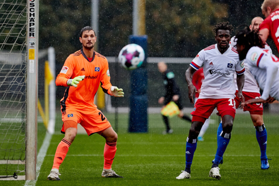 HSV Torwart Sven Ulreich verteidigt vor dem Tor.