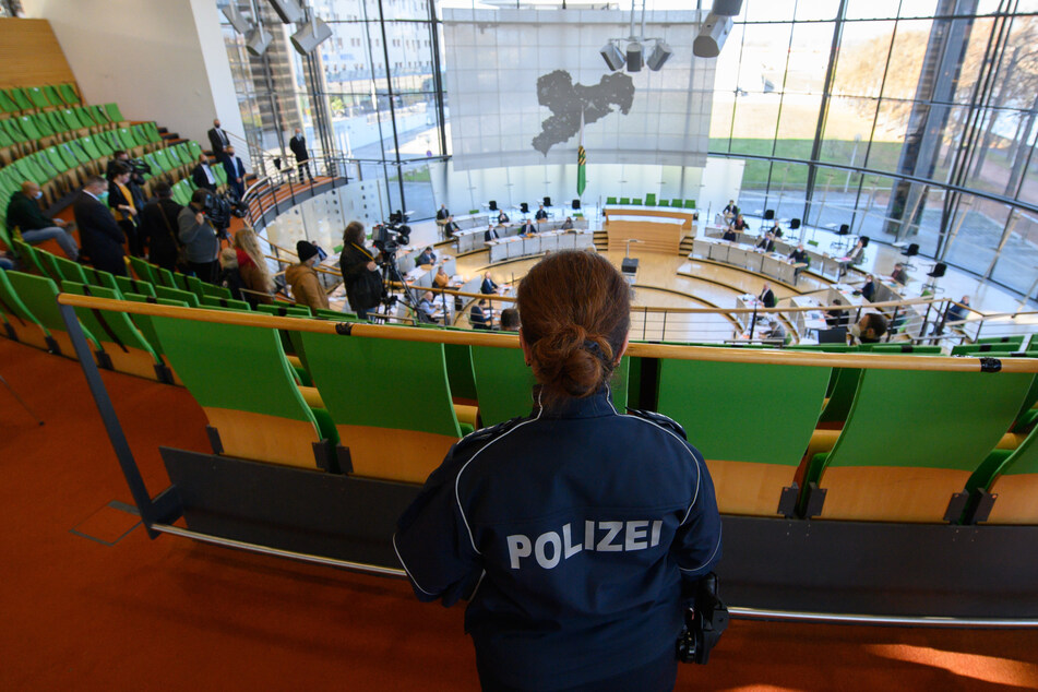 Damit die Abstände eingehalten werden konnten, wurde die Sondersitzung im Plenarsaal abgehalten.