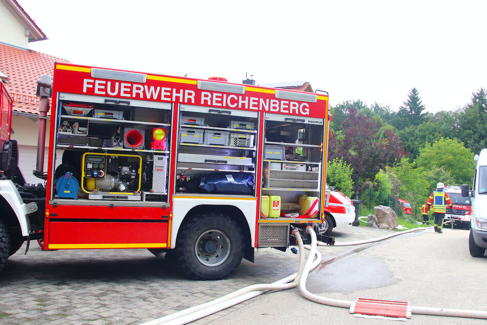 Zahlreiche Kräfte der Feuerwehr sind vor Ort im Einsatz.
