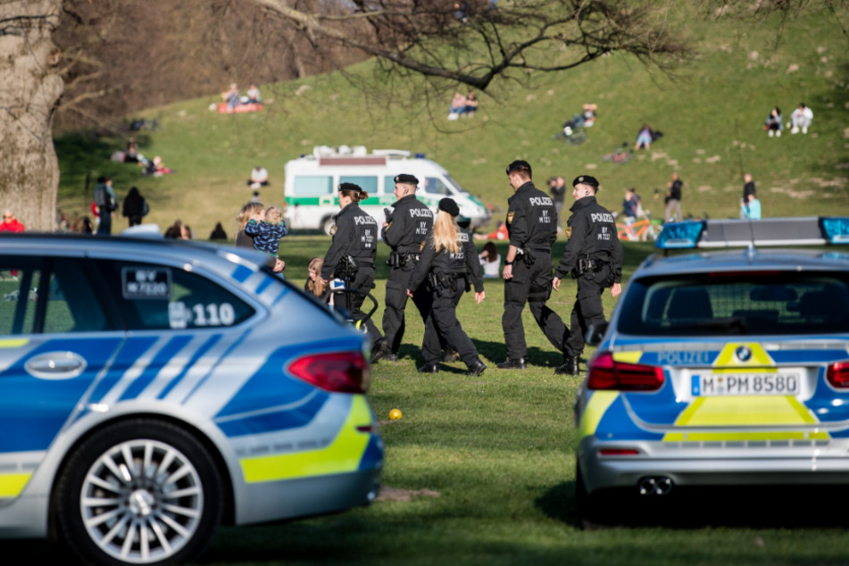Die Polizei kontrolliert im Englischen Garten in München. (Archiv)
