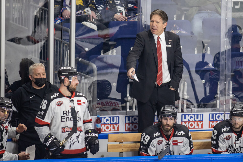 Haie-Chefcoach Uwe Krupp (56, M., stehend) war mit der Leistung der Schiedsrichter in der Viertelfinal-Serie alles andere als zufrieden.