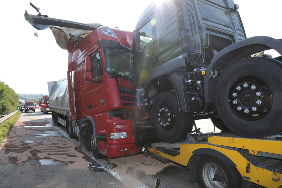 Insgesamt stießen drei Lastwagen ineinander.