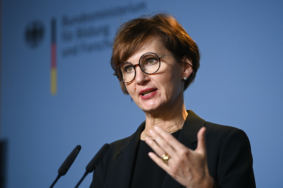 Bundesbildungsministerin Bettina Stark-Watzinger (53, FDP) fordert, dass die Corona-Regeln an Schulen nicht voreilig gelockert werden sollten.