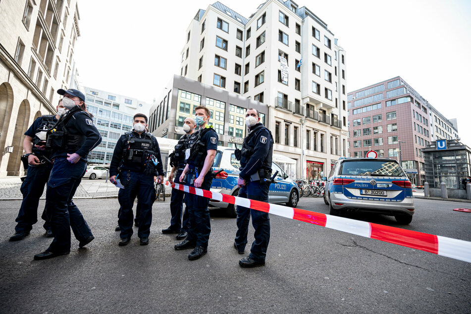 Polizisten stehen vor dem besetzten griechischen Konsulat.