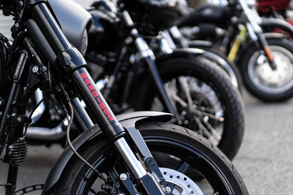 Die Polizei beschlagnahmte in einigen Gruppen mehrere Motorräder, als es zum Verbot kam.
