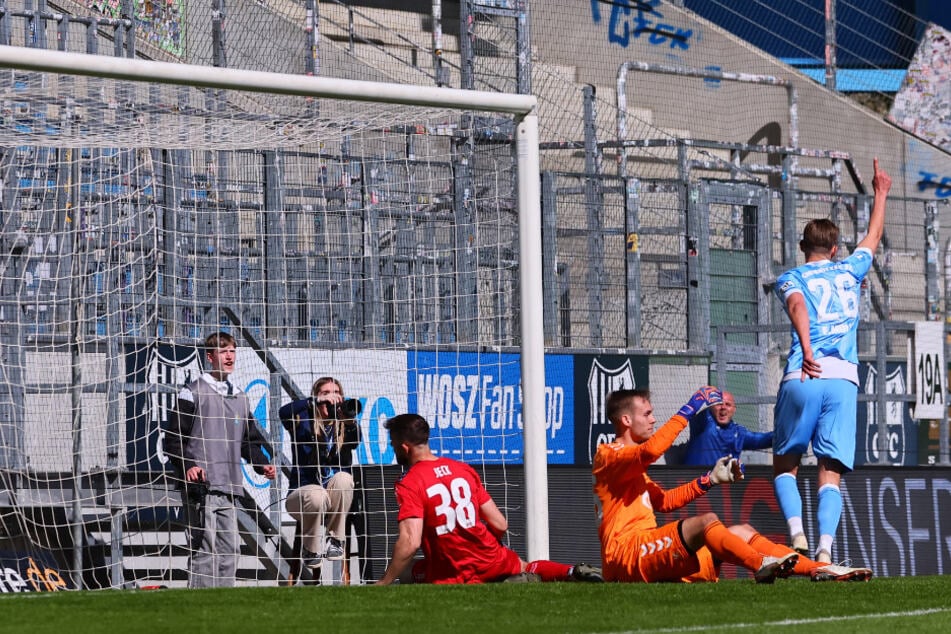 In wenigen Minuten sorgte Felix Müller (28, r.) erst für die Vorlage zum Ausgleich und schoss kurze Zeit später das entscheidende Tor zum 3:2.