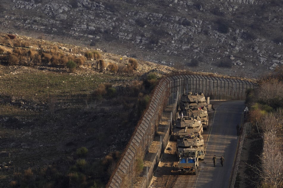 Israelische Panzerfahrzeuge parken entlang der sogenannten Alpha-Linie, die die von Israel annektierten Golanhöhen von Syrien trennt, nach dem Sturz des bisherigen syrischen Machthabers al-Assad (59).