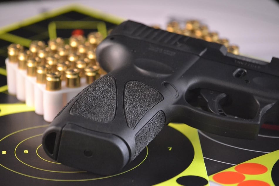 Eine Spielzeugpistole, aber auch echte Munition, fanden Polizisten bei dem 28-jährigen Verdächtigen. (Symbolbild)