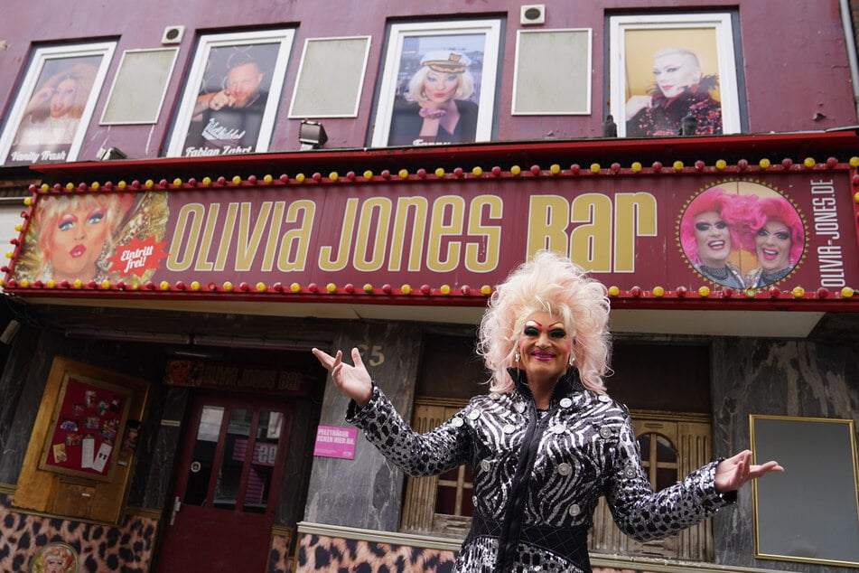 Dragqueen Olivia Jones (51) steht vor der "Olivia Jones Bar" im Hamburger Stadtteil St. Pauli.