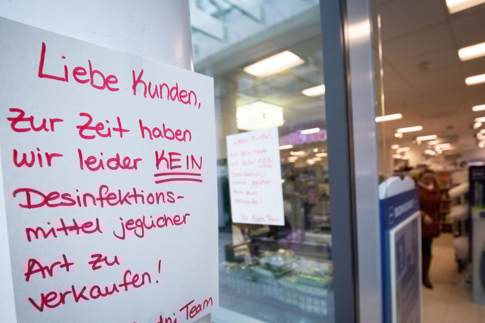 In vielen Apotheken und Supermärkten sind Desinfektionsmittel bereits ausverkauft.