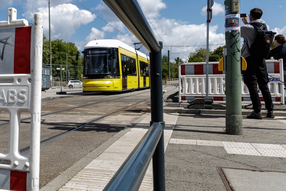 Nach dem Abriss der Wuhlheide-Brücke könnte dort ein Kreisverkehr folgen mit einem Mittelstreifen für eine Tramlinie.