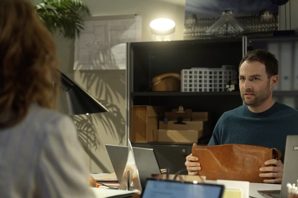 Lou fällt es schwer, einen entspannten Arbeitsalltag mit Daniel zu finden.