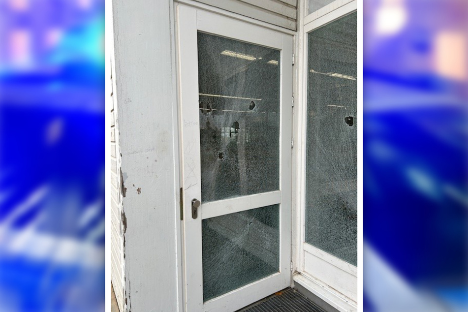 Unter anderem wurden mehrere Fensterscheiben der örtlichen Sporthalle beschädigt.