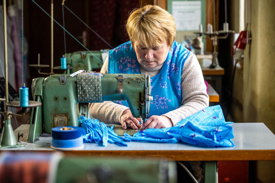 Andrea Grimm (58) näht etwa 500 Schürzen im Jahr, auch mit Rüschen und großen Taschen.