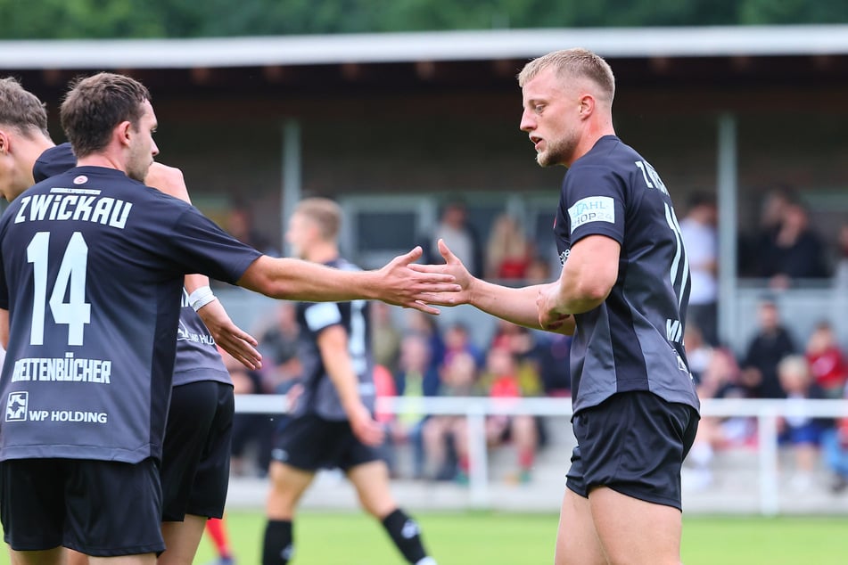 FSV-Spieler Theo Martens (r.) traf in der 13. Minute. Neuzugang Nick Breitenbücher (l.) glänzte mit einem Tor sowie drei Vorlagen.