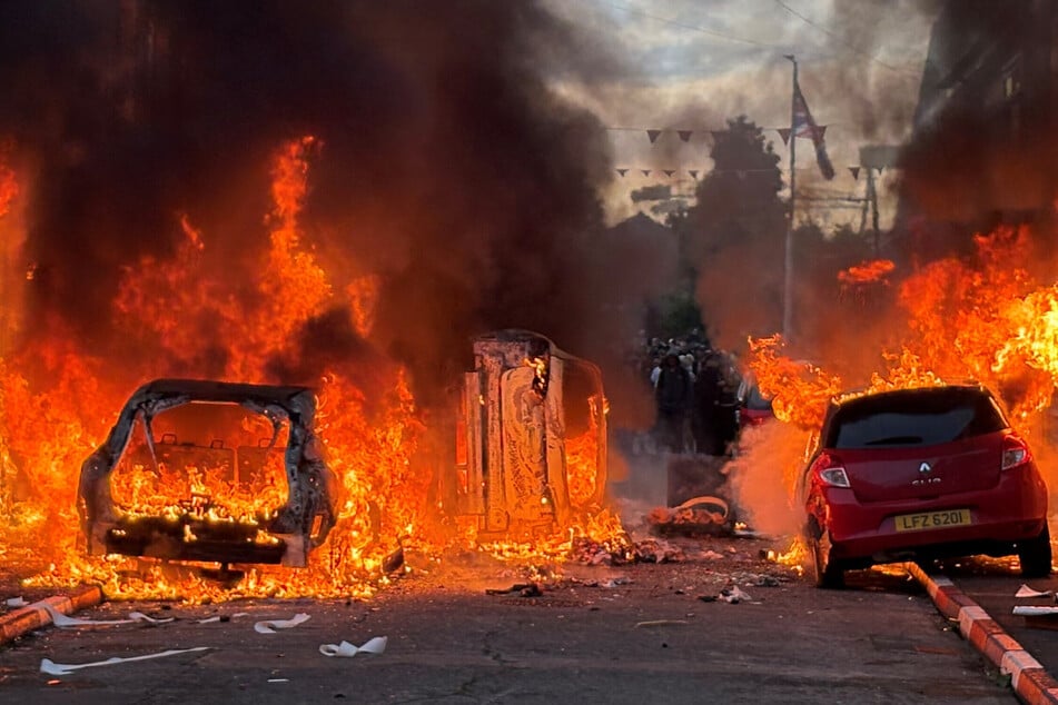 Wahllos wurde alles in Brand gesteckt was auf den Straßen der nordirischen Hauptstadt.