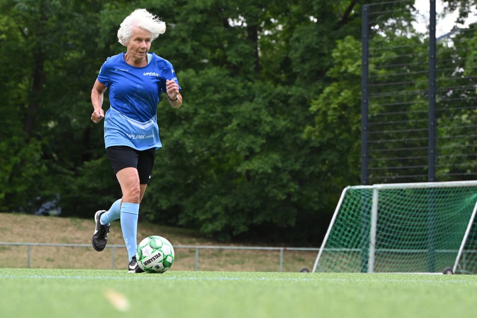 Karin Walk (73) könne beim Fußball am besten abschalten.