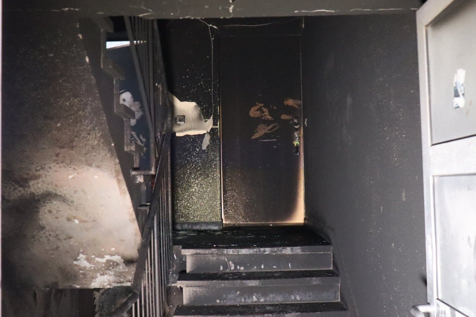 Durch den Ruß und die Rauchentwicklung ist das Mehrfamilienhaus derzeit unbewohnbar.