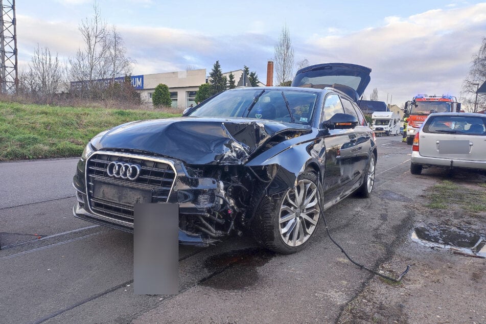 An dem Audi entstanden durch den Crash schwere Schäden.