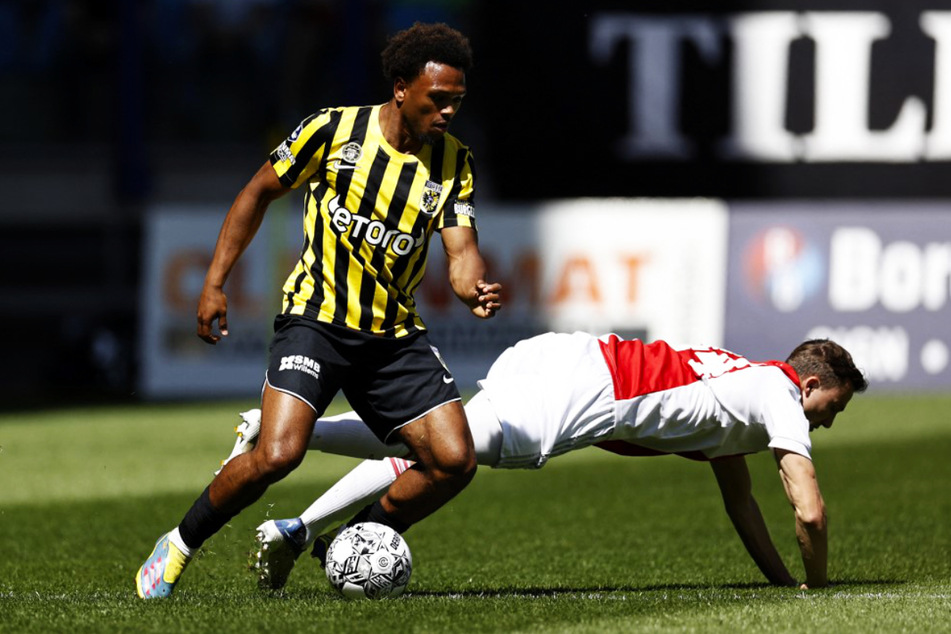 Lois Openda (l.) schnürte einen Doppelpack und sicherte Vitesse Arnheim gegen Ajax Amsterdam einen Punkt.