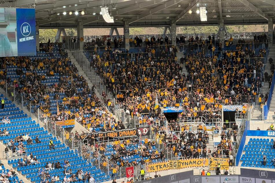 ... sowie Gästefans schon in den Block.