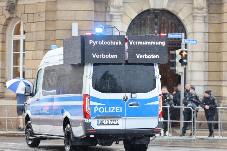 Die Demo musste zwischendurch gestoppt werden. Die Durchsage der Polizei: Unter anderem seien FFP2-Masken und Kapuzen nicht erlaubt.