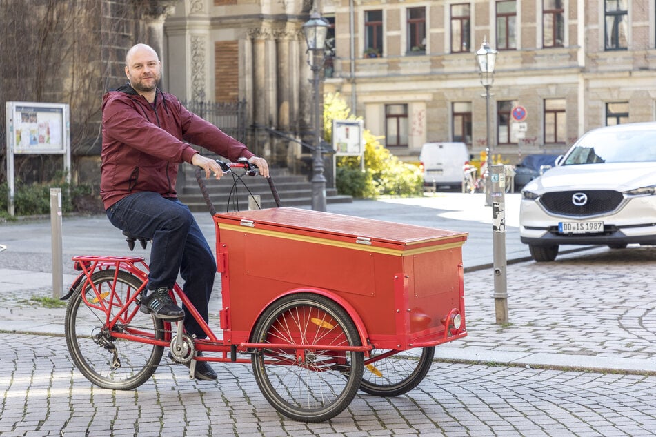 Projektkoordinator Alessandro Finke (37) auf dem neuen, knallroten Lastenfahrrad.