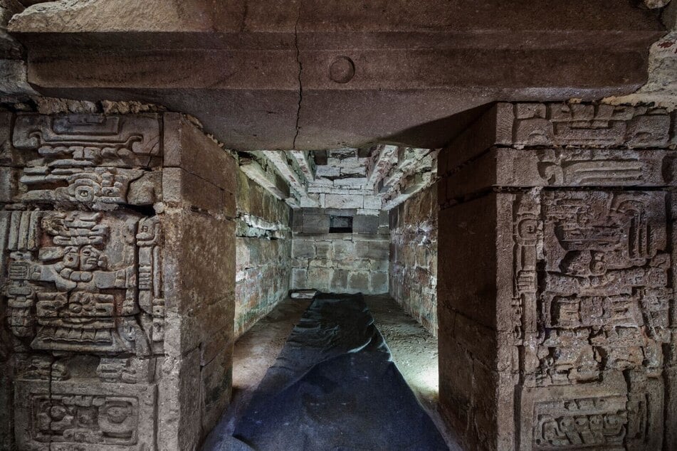 Das gut erhaltene Grab mit Wandmalereien, Friese und Kalenderinschriften wurde in San Pablo Huitzo im südlichen Bundesstaat Oaxaca gefunden.