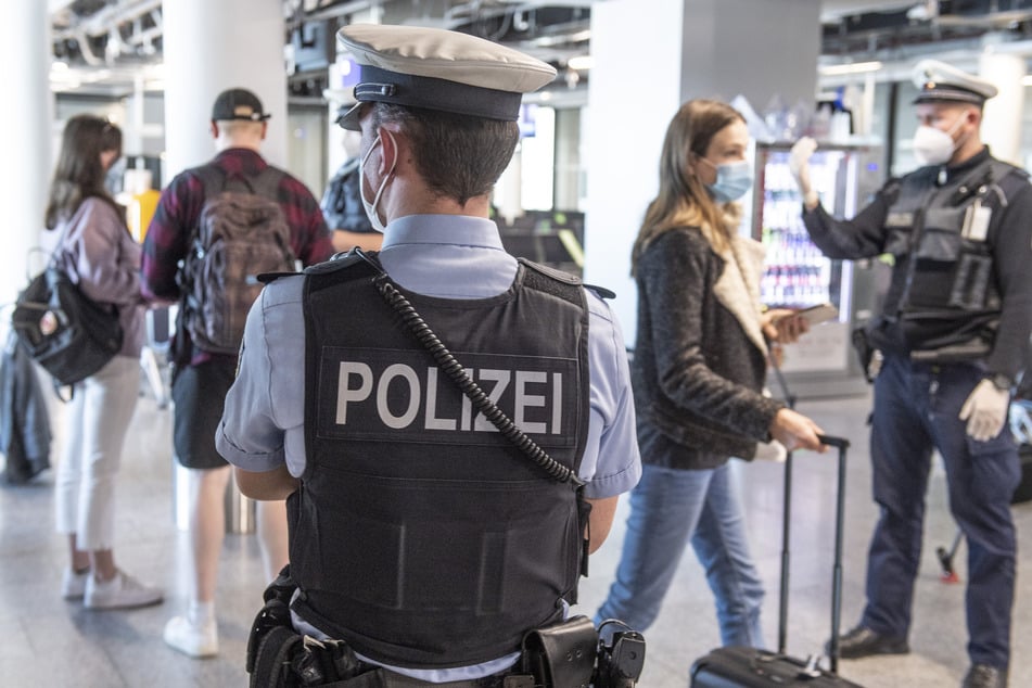 Hessen, Frankfurt/Main: Die Bundespolizei kontrolliert am Flughafen Frankfurt Reisende.