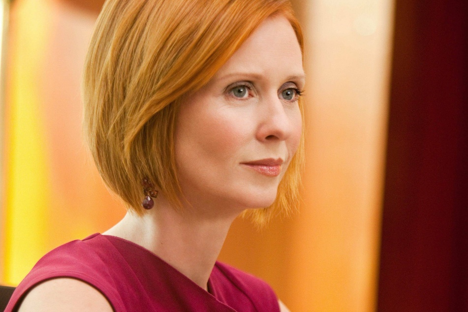 Cynthia Nixon's character Miranda Hobbs continues to have an affair with Carrie's boss Che, as she is unsatisfied with her marriage.