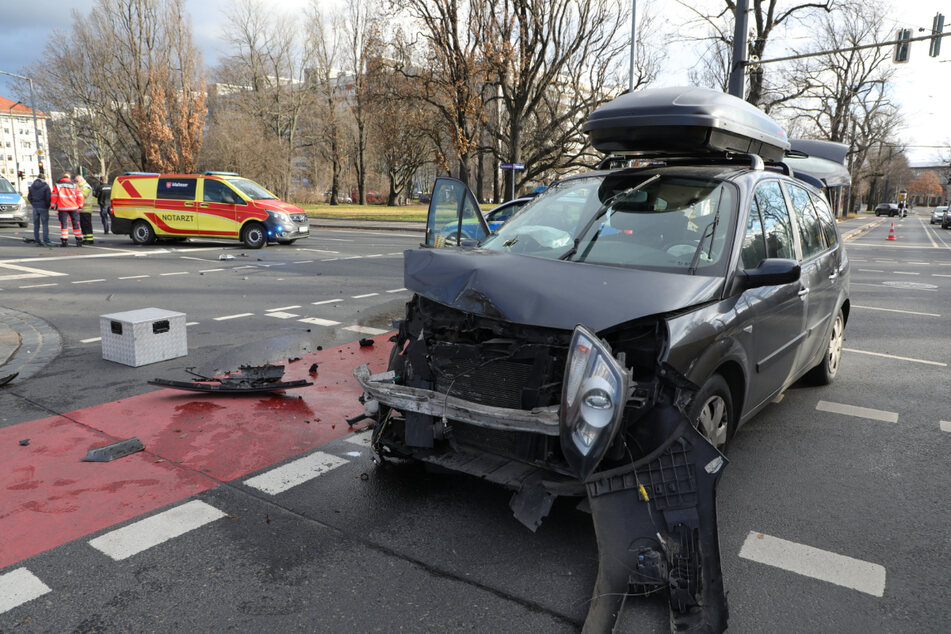 In dem verunglückten Renault soll eine Frau mit ihren beiden Kindern gesessen haben.