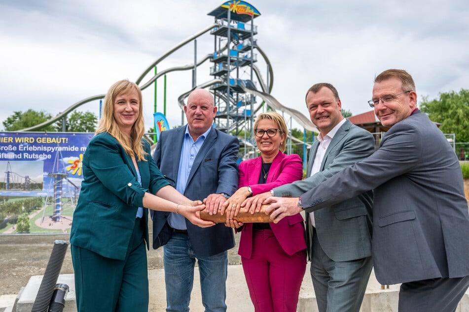 Mit Manuela (v.l.) und Karl Bernhard Schleith legten Tourismusministerin Barbara Klepsch, Bürgermeister Andreas Graf und Landrat Sven Krüger bei der Grundsteinlegung Hand an.