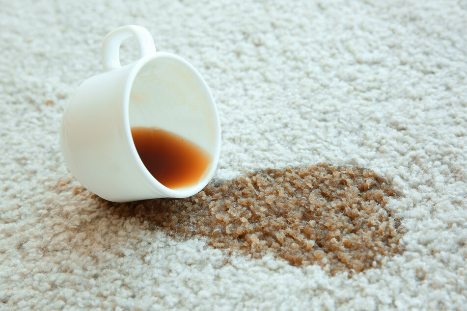 Kaffeeflecken auf dem Teppich lassen sich mit kohlensäurehaltigen Mineralwasser gründlich entfernen.