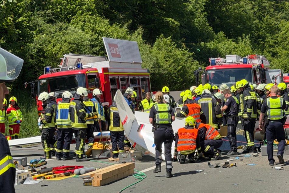 Fotos und Videos von Zeugen sollen Aufschluss darüber geben, wie es zu dem tödlichen Absturz kommen konnte.