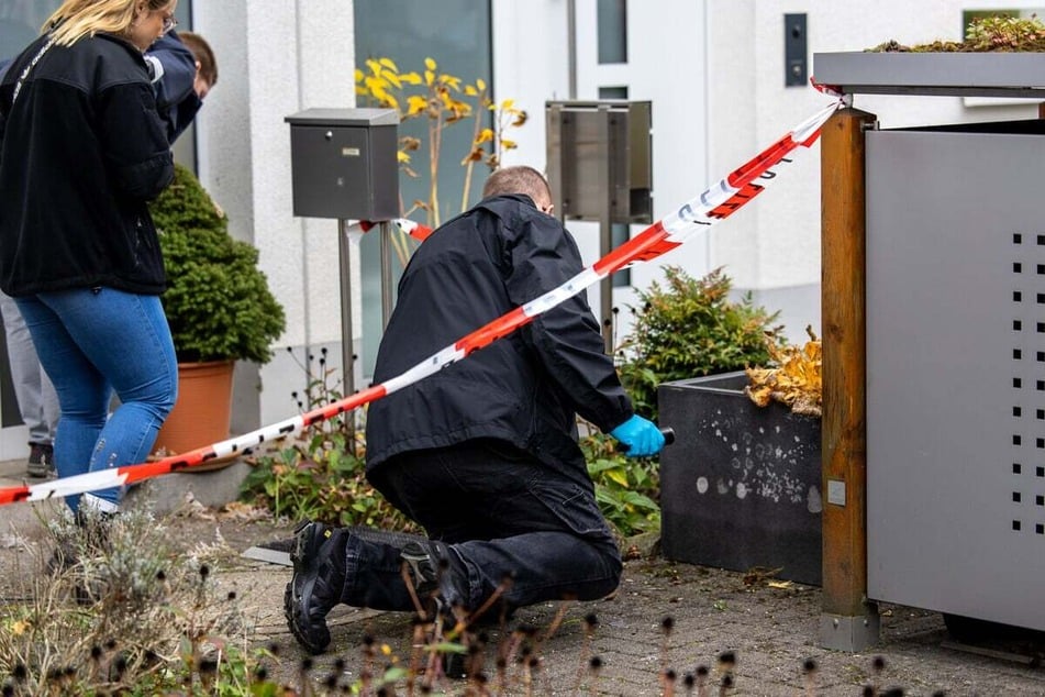 Polizisten am Tatort: Da die Polizei ein politisches Motiv nicht ausschließt, hat der Staatsschutt die Ermittlungen übernommen.