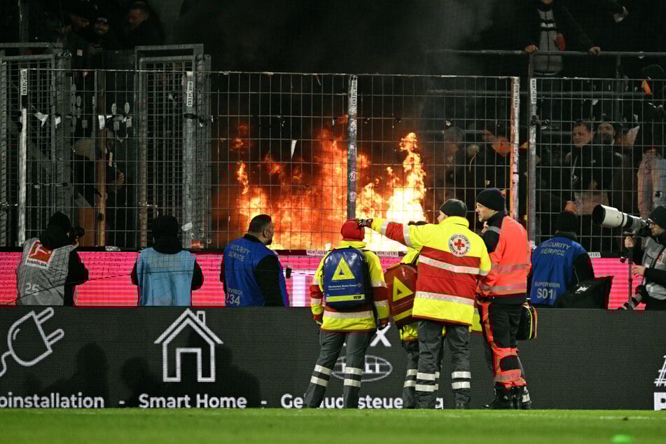 Neben der Pyrotechnik ahndete der DFB auch, dass die Anhänger der Frankfurter nach dem Spiel Choreo-Material verbrannten.