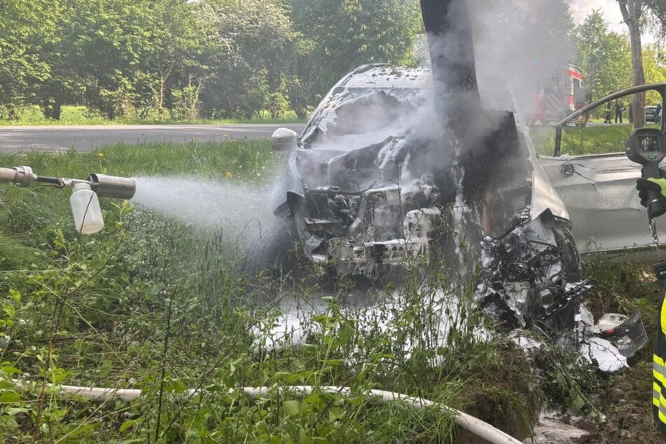 Nach Crash gegen Baum: Ersthelfer retten Fahrer aus brennendem Auto