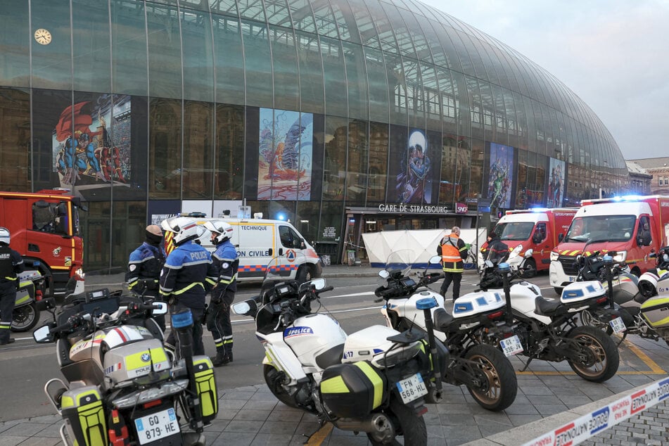 Zahlreiche Polizisten sind im Einsatz. Die genaue Ursache des Unfalls ist noch nicht bekannt.