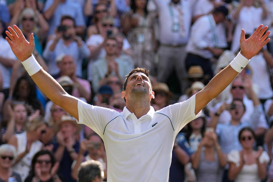 Jubelnd reckt Novak Djokovic seine Arme empor.