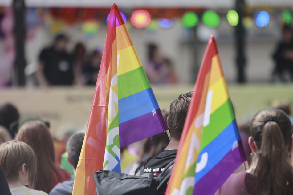 Den Opfern des Überfalls wurde eine Regenbogenflagge geraubt. (Symbolbild)