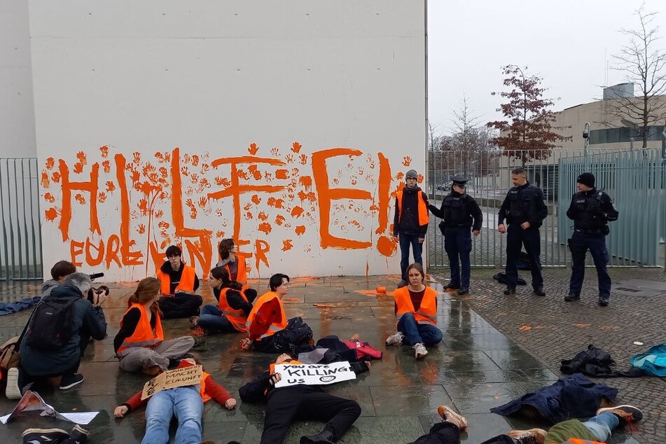 An die Wand vom Bundeskanzleramt sprühte die "Letzte Generation" am vergangenen Freitag einen Hilferuf in oranger Farbe.