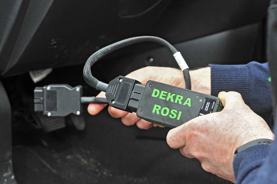 "Rosi" heißt das Prüfgerät, das die Ladefähigkeit von E-Autos testet.
