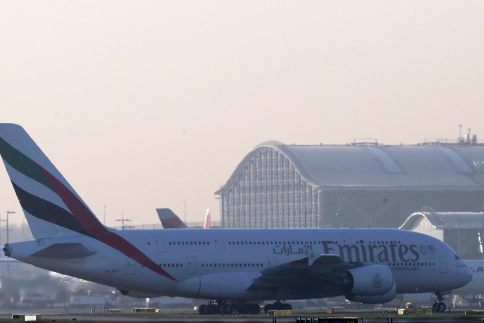 Ein Emirates-Airbus A380 fährt auf dem Flughafen Heathrow (Archivbild). 