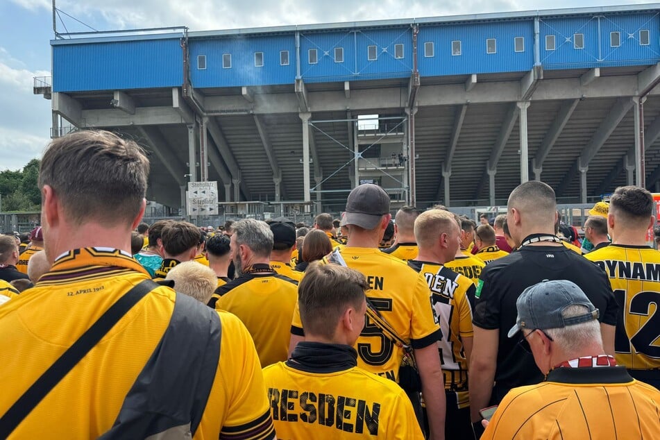 Die Fans vor dem Einlass an der Schüco Arena.