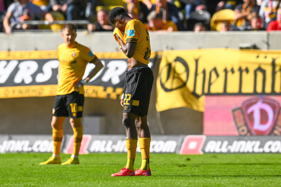 Unglückliche Aktion! Michael Akoto (vorn) brachte Dynamo Dresden mit seinem Eigentor in Rückstand.