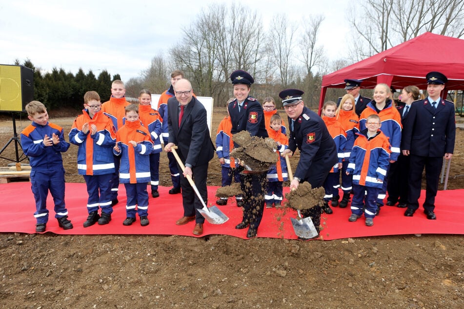 Bürgermeister Sven Schulze, Jugendwart Bianca Schneider und Wehrleiter Oliver Jungnickel setzten 2018 den Spatenstich für das neue Gerätehaus in Glösa.