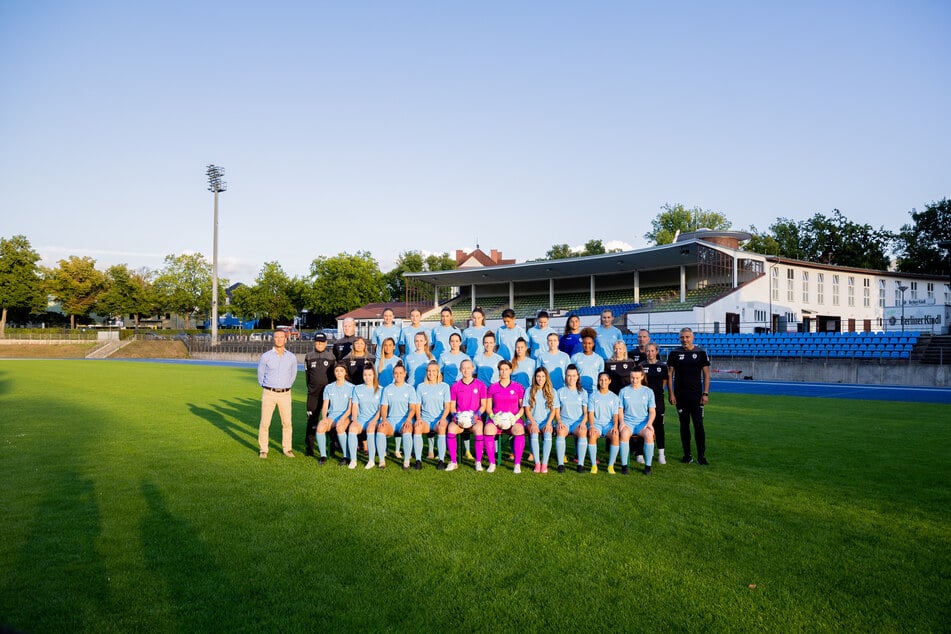 Im Berliner Bezirksstadion Lichterfelde spielen neben den Profis von Viktoria Berlin auch die Damen und es finden Leichtathletik-Veranstaltungen statt.