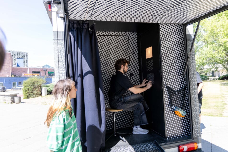 Freiwillige können sich in einem Truck fotografieren lassen.