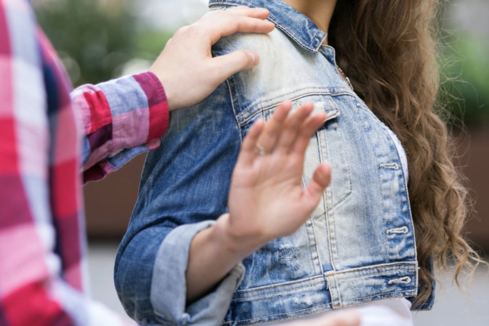 12-Jährige von jungem Mann an Haltestelle angesprochen und begrabscht